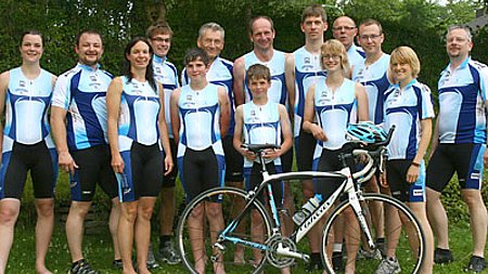 Triathleten mit neuen Wettkampfanzügen ausgestattet