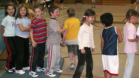 ?Blauer Montag? in der Grundschule ? Neuer Schulleiter heißt Handballer willkommen