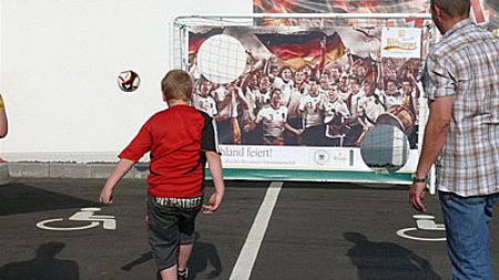 Fünf Treffer beim Torwandschießen