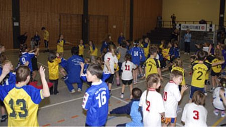Handballer präsentieren riesengroßes Minispektakel