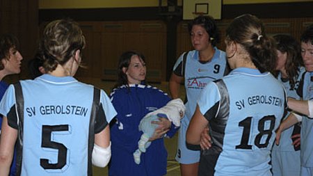Die erste Hürde gestreift ? Furiose Aufholjagd der Handballdamen