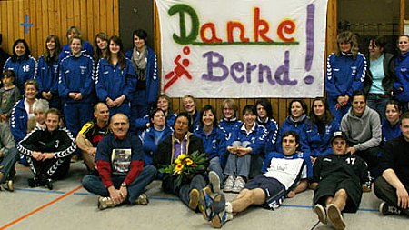 Handballdamen sagen Dankeschön für 18 Jahre ? Abschied von Trainer Bernd Hennen