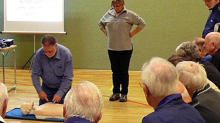 Rot-Weiß hilft Blau-Weiß