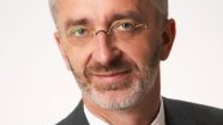 Bürgermeister Matthias Pauly gratuliert dem Jugendvorstand zum Wettbewerb "Der zukunftsfähige Sportverein"