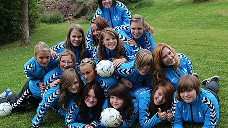 Handballmädchen in neuem Präsentationsoutfit