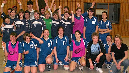 Saison beendet ? Freudentanz trotz knapper Niederlage gegen Handballfreunde vom SK Prüm ? Abschlussnudelparty ? Goldene Pfeife am Bande